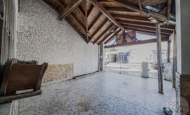 Terreno con casa y galpón a reciclar en venta en Villa Lynch San Martin