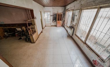 Terreno con casa y galpón a reciclar en venta en Villa Lynch San Martin
