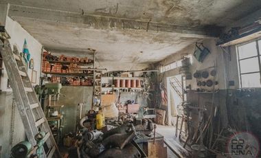 Terreno con casa y galpón a reciclar en venta en Villa Lynch San Martin