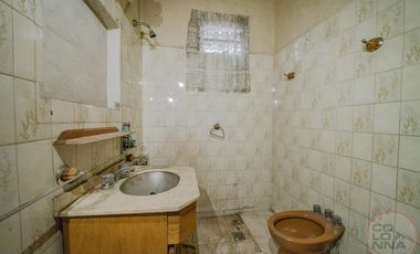 Terreno con casa y galpón a reciclar en venta en Villa Lynch San Martin