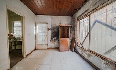 Terreno con casa y galpón a reciclar en venta en Villa Lynch San Martin