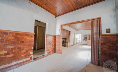 Terreno con casa y galpón a reciclar en venta en Villa Lynch San Martin