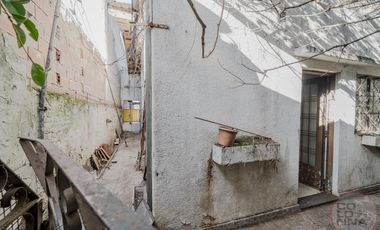 Terreno con casa y galpón a reciclar en venta en Villa Lynch San Martin