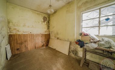 Terreno con casa y galpón a reciclar en venta en Villa Lynch San Martin