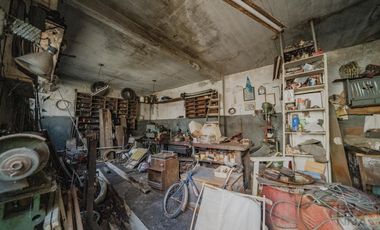 Terreno con casa y galpón a reciclar en venta en Villa Lynch San Martin