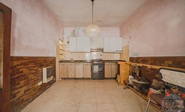 Terreno con casa y galpón a reciclar en venta en Villa Lynch San Martin