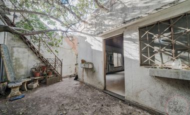 Terreno con casa y galpón a reciclar en venta en Villa Lynch San Martin