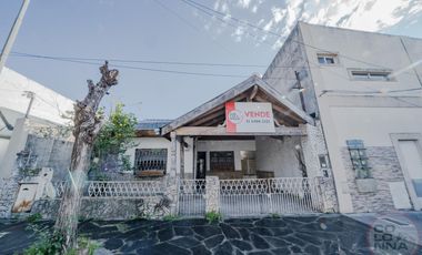 Terreno con casa y galpón a reciclar en venta en Villa Lynch San Martin