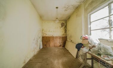 Terreno con casa y galpón a reciclar en venta en Villa Lynch San Martin