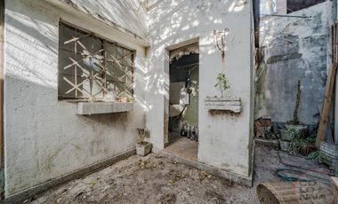 Terreno con casa y galpón a reciclar en venta en Villa Lynch San Martin