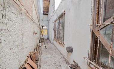 Terreno con casa y galpón a reciclar en venta en Villa Lynch San Martin