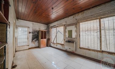 Terreno con casa y galpón a reciclar en venta en Villa Lynch San Martin
