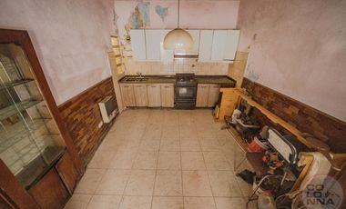 Terreno con casa y galpón a reciclar en venta en Villa Lynch San Martin