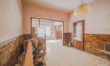 Terreno con casa y galpón a reciclar en venta en Villa Lynch San Martin
