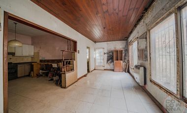 Terreno con casa y galpón a reciclar en venta en Villa Lynch San Martin