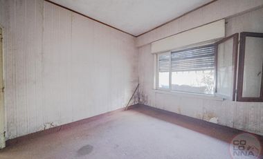 Terreno con casa y galpón a reciclar en venta en Villa Lynch San Martin