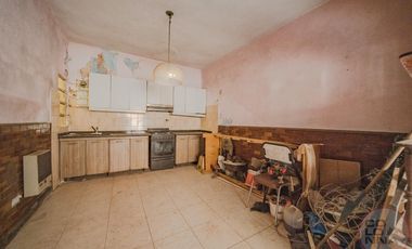 Terreno con casa y galpón a reciclar en venta en Villa Lynch San Martin