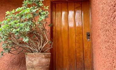 Vendo casa sola con  jardín para actualizar