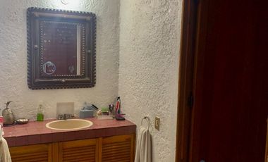 Vendo casa sola con  jardín para actualizar