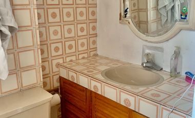 Vendo casa sola con  jardín para actualizar