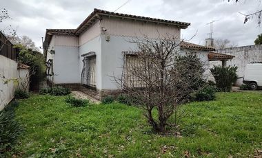 se vende Chalet edificado en dos lotes en el centro de Florencio Varela. Calle Leandro L. Alem entra calle España y Bernardo de Monteagudo