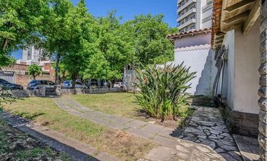 se vende Chalet edificado en dos lotes en el centro de Florencio Varela. Calle Leandro L. Alem entra calle España y Bernardo de Monteagudo