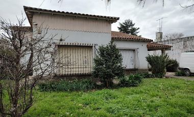 se vende Chalet edificado en dos lotes en el centro de Florencio Varela. Calle Leandro L. Alem entra calle España y Bernardo de Monteagudo