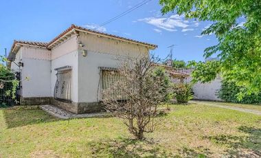 se vende Chalet edificado en dos lotes en el centro de Florencio Varela. Calle Leandro L. Alem entra calle España y Bernardo de Monteagudo