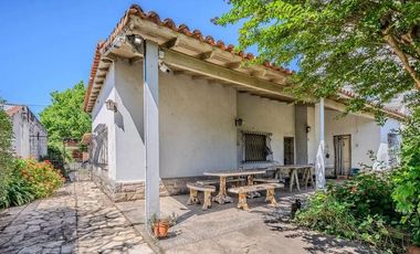 se vende Chalet edificado en dos lotes en el centro de Florencio Varela. Calle Leandro L. Alem entra calle España y Bernardo de Monteagudo