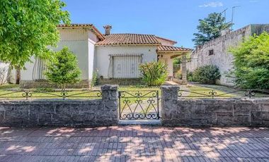 se vende Chalet edificado en dos lotes en el centro de Florencio Varela. Calle Leandro L. Alem entra calle España y Bernardo de Monteagudo