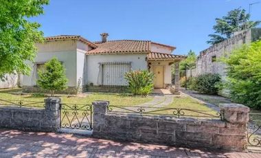 se vende Chalet edificado en dos lotes en el centro de Florencio Varela. Calle Leandro L. Alem entra calle España y Bernardo de Monteagudo