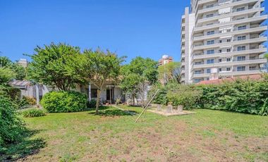 se vende Chalet edificado en dos lotes en el centro de Florencio Varela. Calle Leandro L. Alem entra calle España y Bernardo de Monteagudo