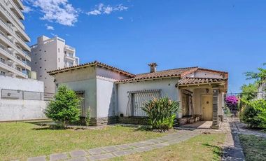 se vende Chalet edificado en dos lotes en el centro de Florencio Varela. Calle Leandro L. Alem entra calle España y Bernardo de Monteagudo