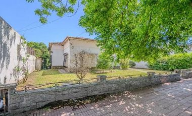 se vende Chalet edificado en dos lotes en el centro de Florencio Varela. Calle Leandro L. Alem entra calle España y Bernardo de Monteagudo