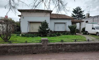 se vende Chalet edificado en dos lotes en el centro de Florencio Varela. Calle Leandro L. Alem entra calle España y Bernardo de Monteagudo