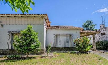 se vende Chalet edificado en dos lotes en el centro de Florencio Varela. Calle Leandro L. Alem entra calle España y Bernardo de Monteagudo