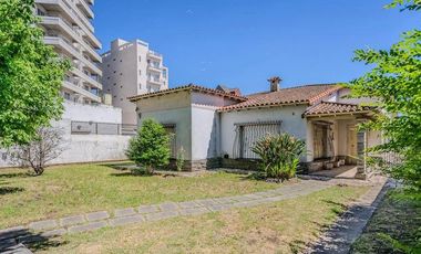 se vende Chalet edificado en dos lotes en el centro de Florencio Varela. Calle Leandro L. Alem entra calle España y Bernardo de Monteagudo