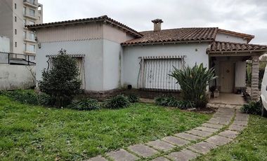 se vende Chalet edificado en dos lotes en el centro de Florencio Varela. Calle Leandro L. Alem entra calle España y Bernardo de Monteagudo