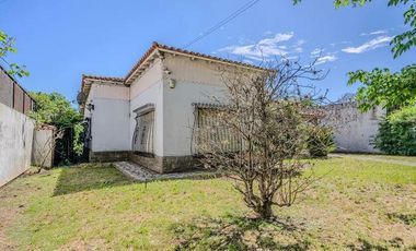 se vende Chalet edificado en dos lotes en el centro de Florencio Varela. Calle Leandro L. Alem entra calle España y Bernardo de Monteagudo