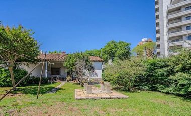 se vende Chalet edificado en dos lotes en el centro de Florencio Varela. Calle Leandro L. Alem entra calle España y Bernardo de Monteagudo