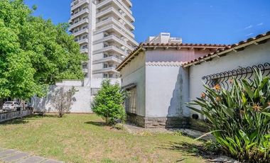 se vende Chalet edificado en dos lotes en el centro de Florencio Varela. Calle Leandro L. Alem entra calle España y Bernardo de Monteagudo