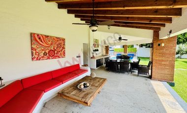 Venta casa LOMAS DE COCOYOC. Doble terreno