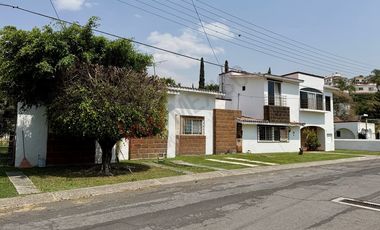 Venta casa LOMAS DE COCOYOC. Doble terreno