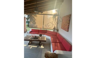 Venta casa LOMAS DE COCOYOC. Doble terreno