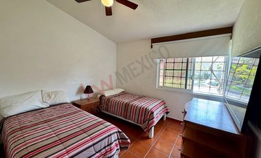 Venta casa LOMAS DE COCOYOC. Doble terreno