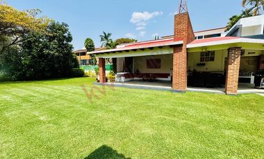 Venta casa LOMAS DE COCOYOC. Doble terreno
