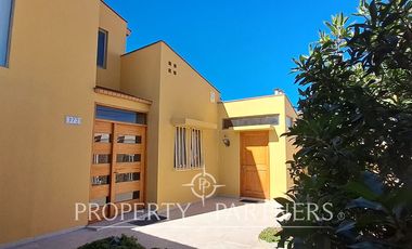 Venta hermosa casa 2 pisos sector Lomas Huasi