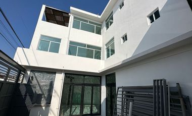 Edificio con uso de suelo en renta en avenida principal de Atizapán de Zaragoza