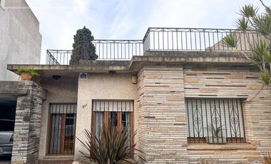 Casa en Venta 3 ambientes en Bernal - Piscina.
