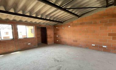 Casa de dos pisos en obra gris en el Conjunto Campestre Entrevientos, Jamundí